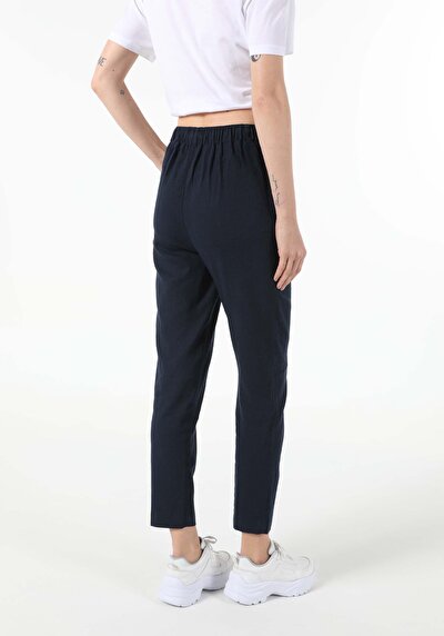 صورة من أزرق بحري للنساء بناطيل