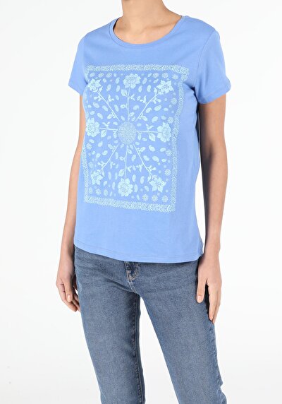 صورة من أزرق للنساء تي شيرت بأكمام قصيرة