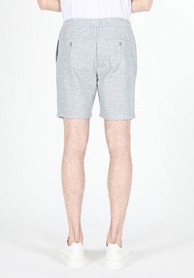 صورة من رمادي للرجال شورت