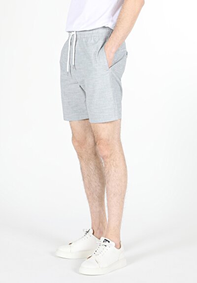 صورة من رمادي للرجال شورت