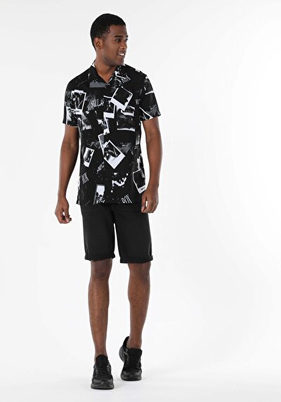 صورة من أسود للرجال قميص  كم قصير
