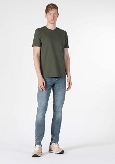 صورة من كاكي للرجال تي شيرت بأكمام قصيرة