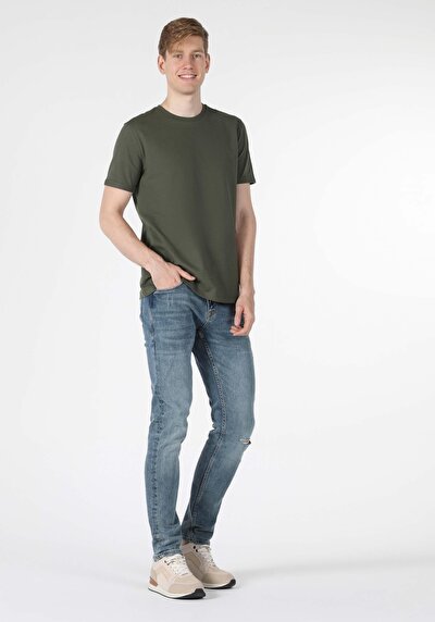 صورة من كاكي للرجال تي شيرت بأكمام قصيرة