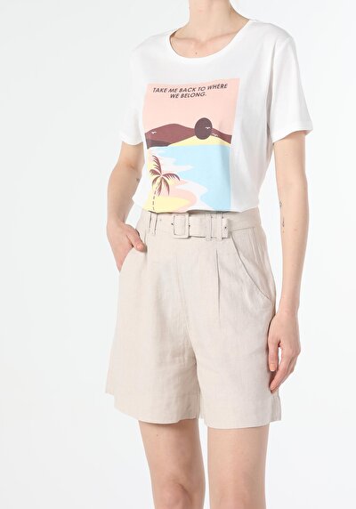 صورة من أبيض للنساء تي شيرت بأكمام قصيرة