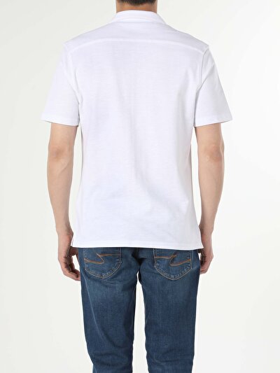 صورة من أبيض للرجال قميص بولو كم قصير