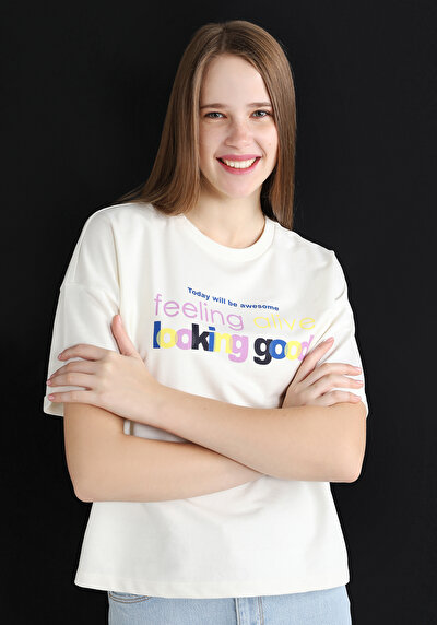 صورة من بيج فاتح للنساء تي شيرت بأكمام قصيرة