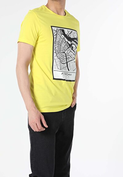 صورة من أصفر للرجال تي شيرت بأكمام قصيرة