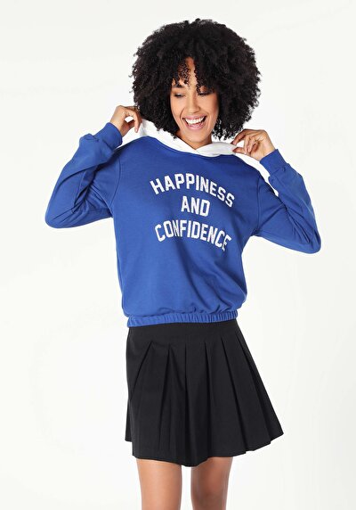 صورة من سويت شيرت نسائي أزرق مطبوع بغطاء للرأس عادي