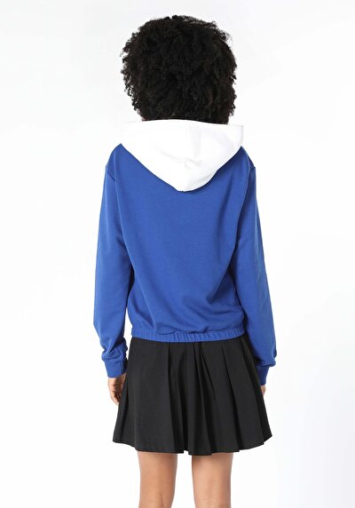 صورة من سويت شيرت نسائي أزرق مطبوع بغطاء للرأس عادي