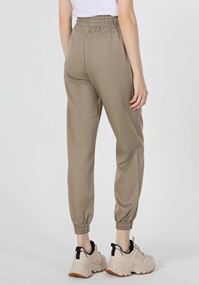 صورة من كاكي للنساء بناطيل