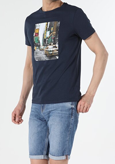 صورة من أزرق بحري للرجال تي شيرت بأكمام قصيرة