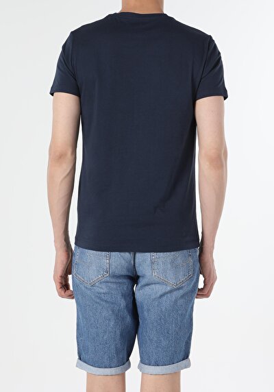 صورة من أزرق بحري للرجال تي شيرت بأكمام قصيرة