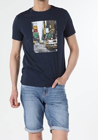 صورة من أزرق بحري للرجال تي شيرت بأكمام قصيرة