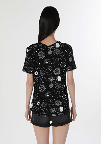 صورة من أسود للنساء تي شيرت بأكمام قصيرة