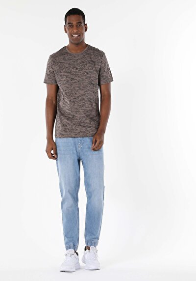 صورة من بني للرجال تي شيرت بأكمام قصيرة