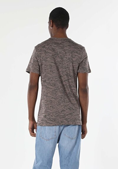 صورة من بني للرجال تي شيرت بأكمام قصيرة