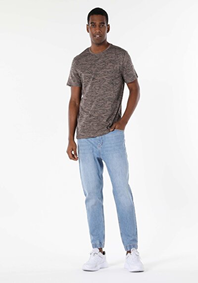 صورة من بني للرجال تي شيرت بأكمام قصيرة