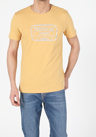 صورة من أصفر للرجال تي شيرت بأكمام قصيرة