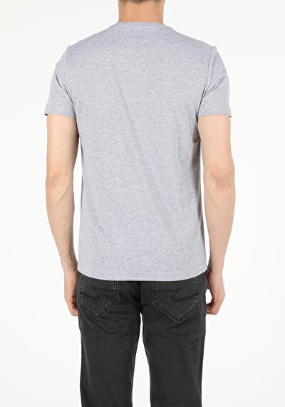 صورة من رمادي للرجال تي شيرت بأكمام قصيرة