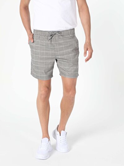 صورة من رمادي للرجال شورت