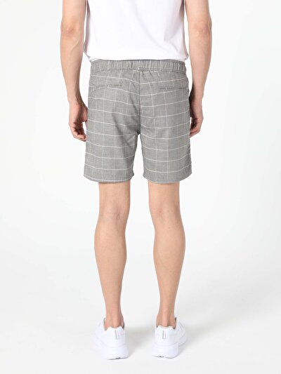 صورة من رمادي للرجال شورت