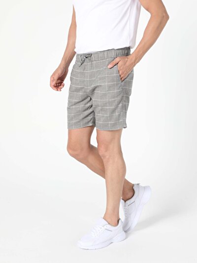 صورة من رمادي للرجال شورت