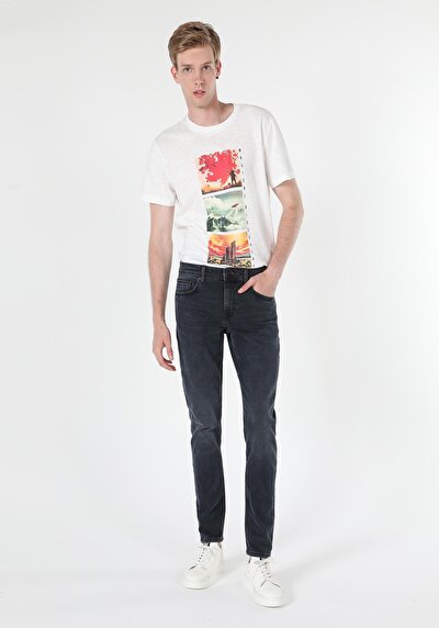 صورة من أزرق داكن للرجال بناطيل