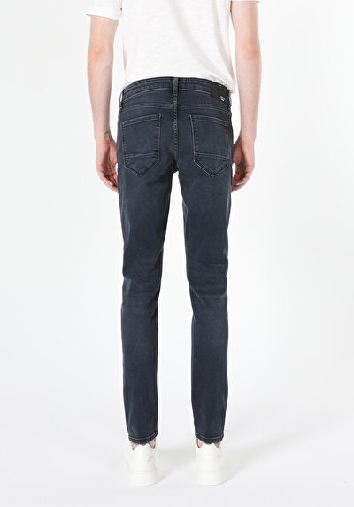 صورة من أزرق داكن للرجال بناطيل