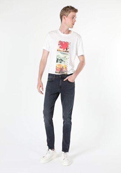 صورة من أزرق داكن للرجال بناطيل