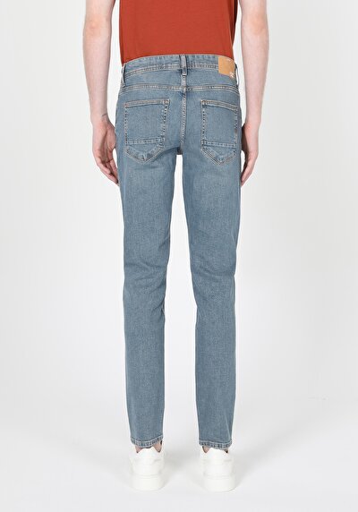 صورة من دينيم للرجال بناطيل