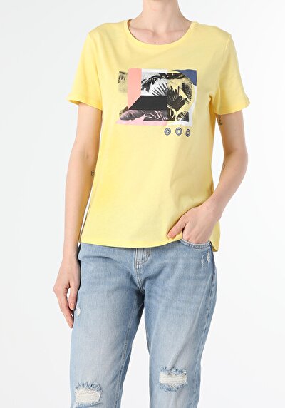 صورة من أصفر للنساء تي شيرت بأكمام قصيرة