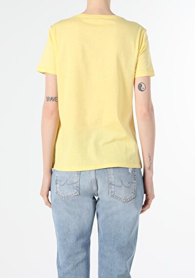 صورة من أصفر للنساء تي شيرت بأكمام قصيرة