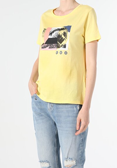 صورة من أصفر للنساء تي شيرت بأكمام قصيرة