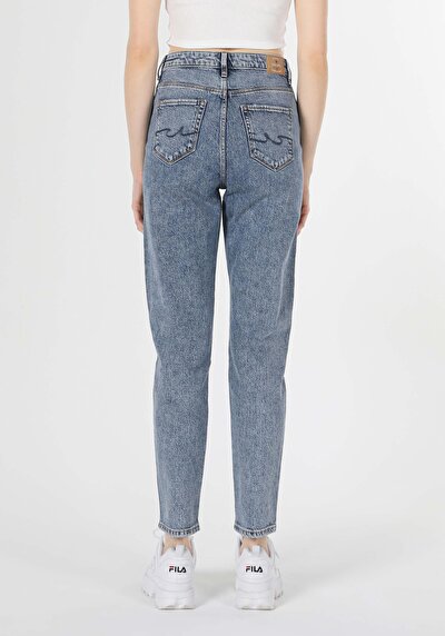 صورة من دينيم للنساء بناطيل