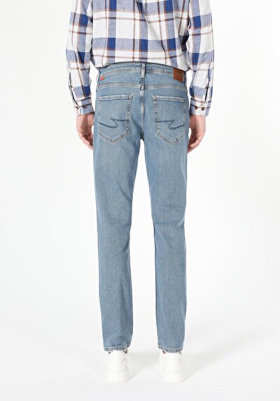 صورة من أزرق للرجال بناطيل