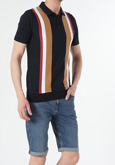 صورة من أزرق بحري للرجال قميص بولو كم قصير