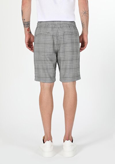 صورة من رمادي للرجال شورت