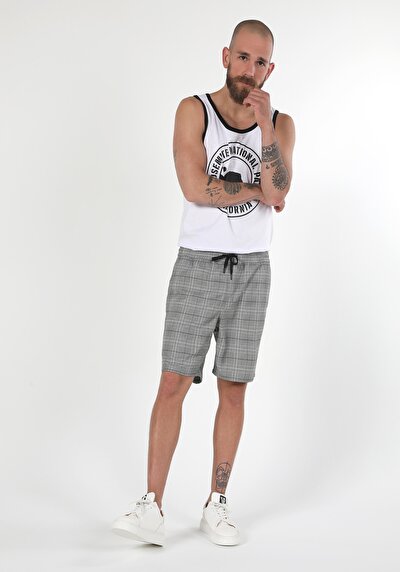 صورة من رمادي للرجال شورت