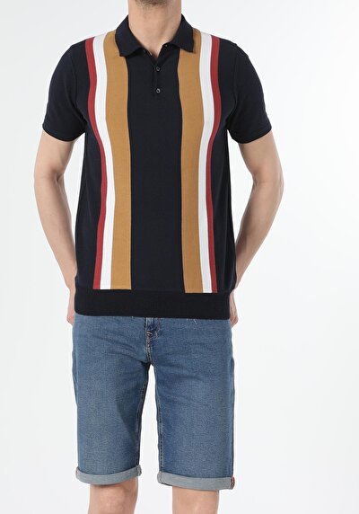 صورة من أزرق بحري للرجال قميص بولو كم قصير