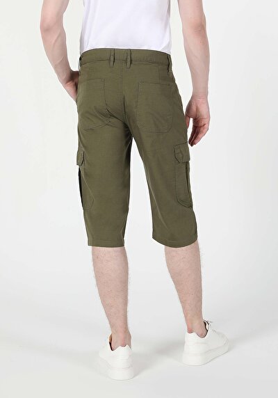 صورة من كاكي للرجال شورت