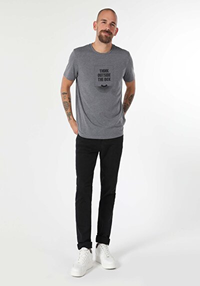 صورة من أنتراسيت للرجال تي شيرت بأكمام قصيرة