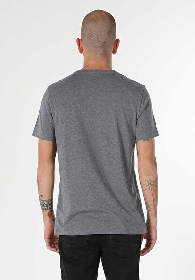 صورة من أنتراسيت للرجال تي شيرت بأكمام قصيرة