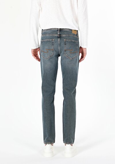 صورة من دينيم للرجال بناطيل