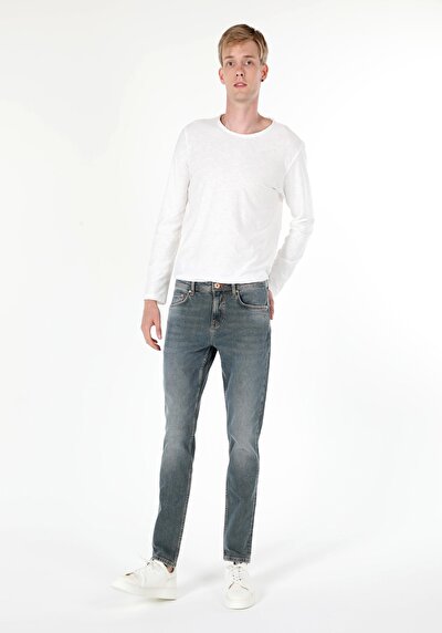 صورة من دينيم للرجال بناطيل