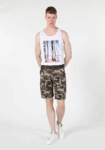 صورة من كاكي للرجال شورت