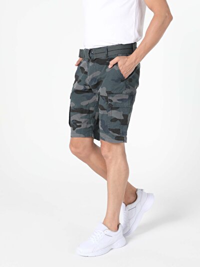 صورة من أزرق بحري للرجال شورت