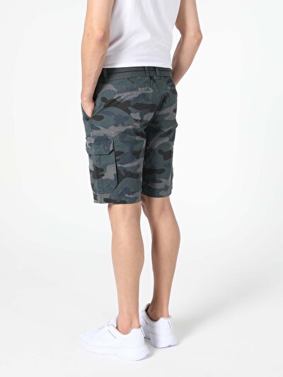 صورة من أزرق بحري للرجال شورت