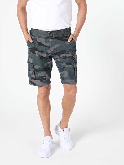 صورة من أزرق بحري للرجال شورت