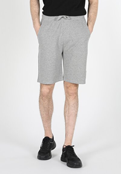 صورة من رمادي للرجال شورت