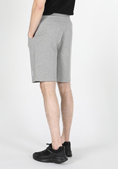 صورة من رمادي للرجال شورت